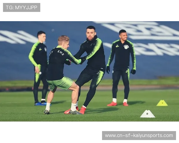 年轻球员在训练中被单独辅导，提升速度值得期待